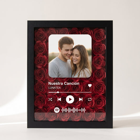 Cuadro personalizado con jardín de rosas de papel rojas, foto y canción de Spotify
