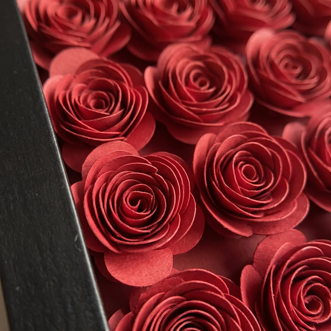 Detalle de las rosas enrolladas a mano, una por una