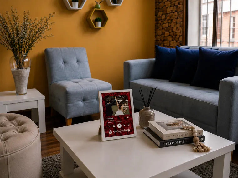 Cuadro LUNATEA con rosas rojas sobre la mesa de la sala de una clienta