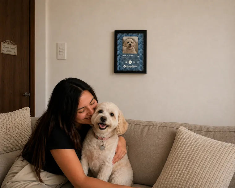 Clienta con su perrita Nala junto al cuadro de rosas azules colgado en la pared