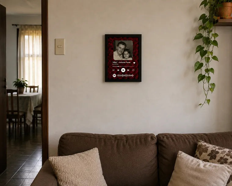 Cuadro LUNATEA con rosas rojas colgado en la sala, con una foto familiar antigua